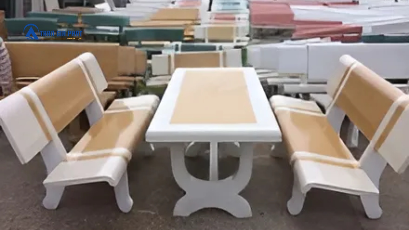 Bàn Ghế Đá Trắng Vàng của Nam Sơn