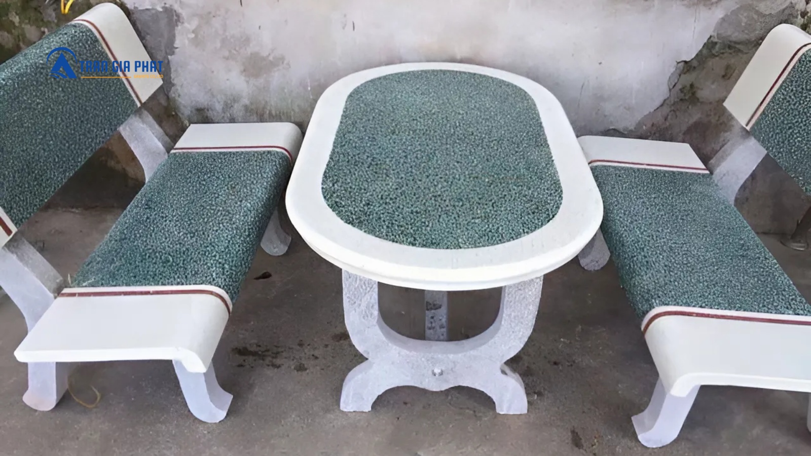 Bàn đá hoa cương được tận dụng trong không gian ngoại thất nhờ khả năng chịu nhiệt và thấm nước