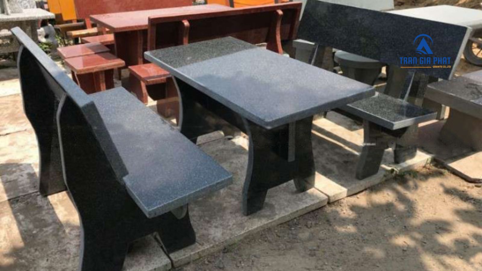 Bộ bàn đá hoa cương có màu sắc trầm dịu