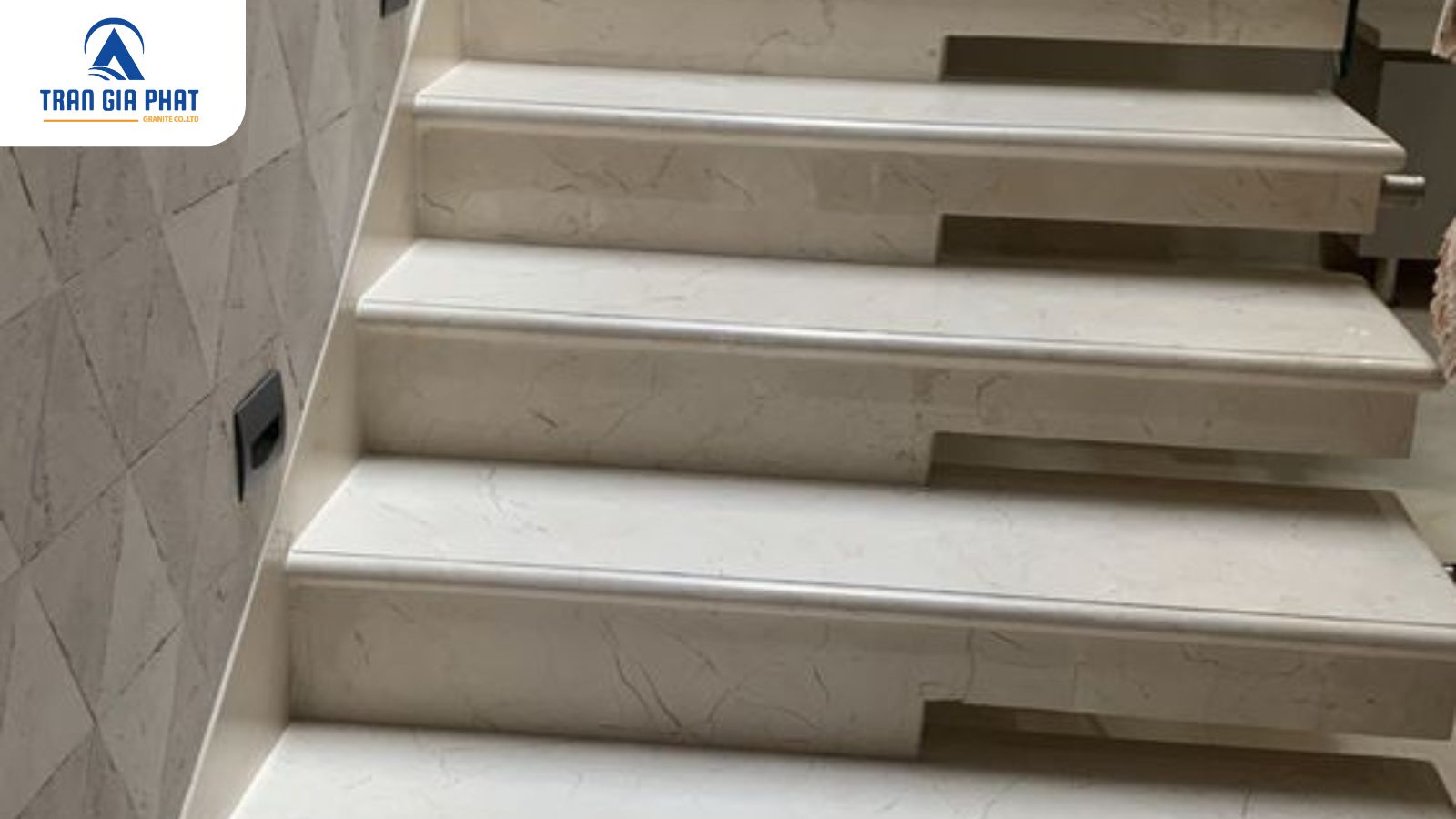 Đá hoa cương trắng suối lau cho cầu thang