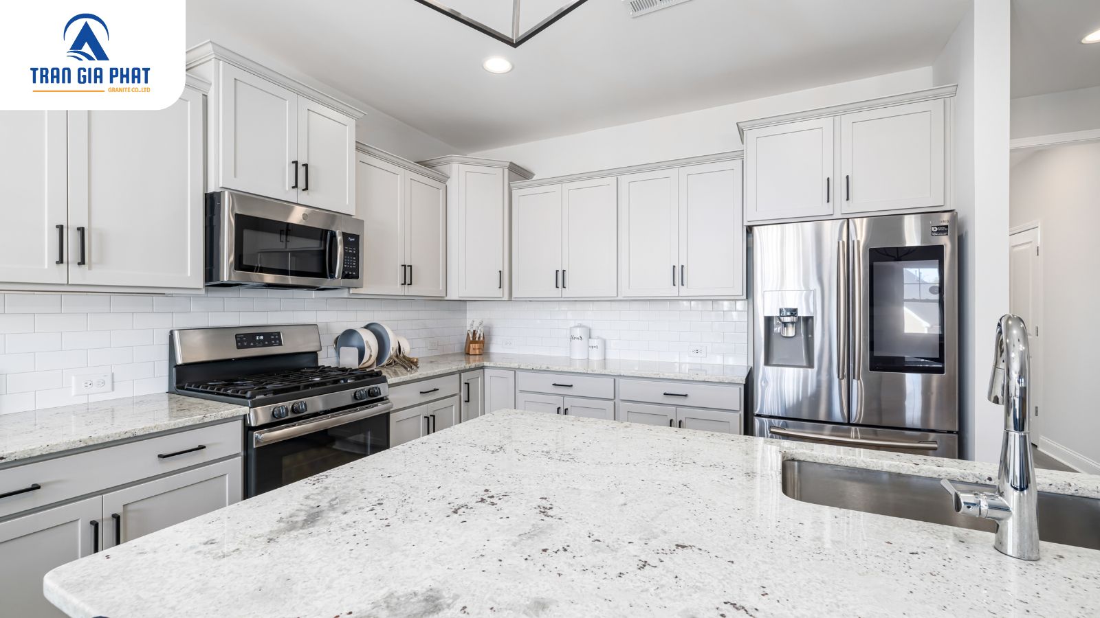 Đá hoa cương dán bếp